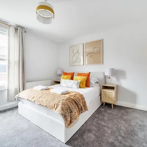  Holiday home The Little Domus - Modern With Hot Tub United Kingdom